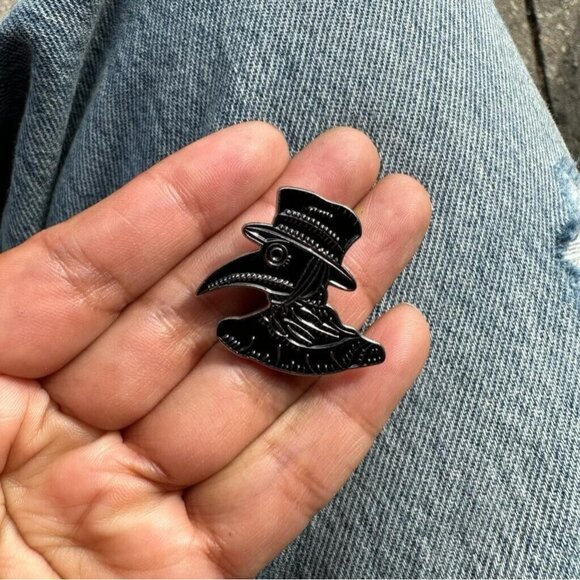 ✨Plague Doctor Black Brooch Pin Enamel Metal Badges Lapel Brooch Crow Raven✨ - Picture 2 of 5